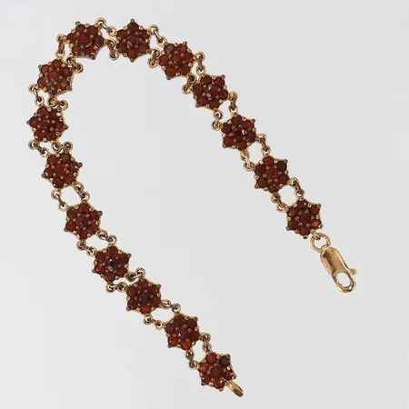 Armband med granater längd 19,5cm bredd 9mm förgyllt silver 925/1000.  Vikt: 14,5 g