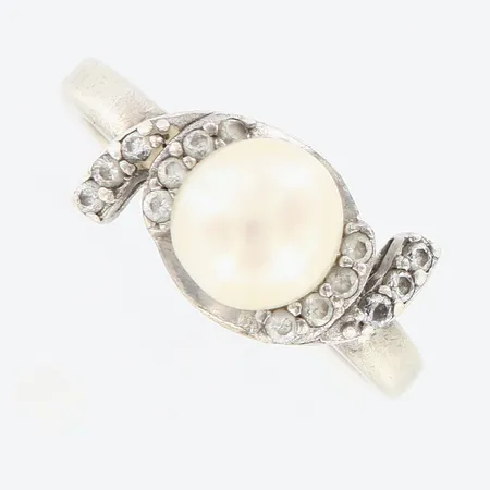 Ring med odlad sötvattenpärla, stenar, stl:17½ bredd: 2-9mm, silver 925/1000 Vikt: 3,3 g