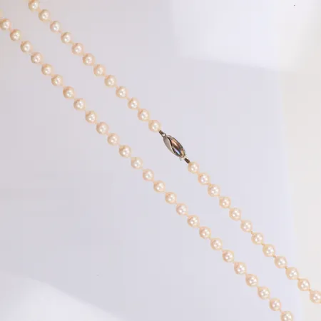 Pärlcollier med odlade saltvattenspärlor Akoya Ø6,7mm längd 75cm, något rosabeige ton, lås i silver 925/1000 Vikt: 39,5 g