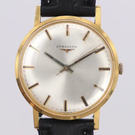 Herrur Longines 18K manuell 34mm, boettnr: 15 111042, plexiglas med repor, färgbortfall på krona, gravyr, svart läderband, inga tillbehör 