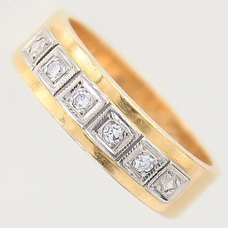 Ring med 8/8-slipade diamanter 6x 0,01ct stl:15, bredd 4,7mm, gravyr, 18K  Vikt: 4,1 g