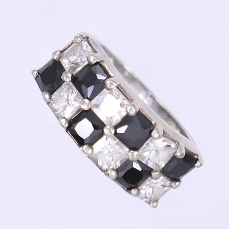 Ring med svarta och vita stenar stl17 bredd 4-9mm silver 925/1000 Vikt: 6,4 g