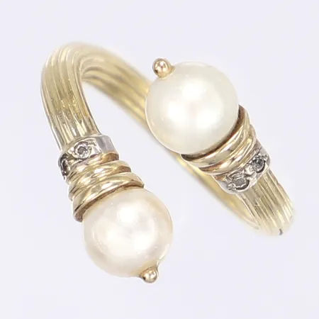 Ring med syntetiska pärlor och vita stenar stl: 16½ bredd 3-15mm 14K Vikt: 5,6 g