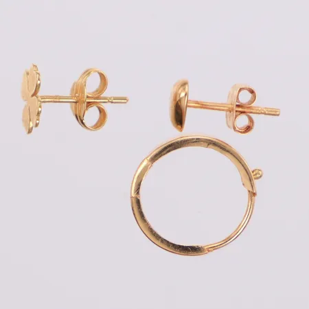 3 Örhängen udda, en defekt, 18K  Vikt: 0,8 g