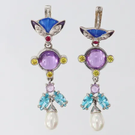 Ett par örhängen med färgade stenar samt imitationspärlor 50x16mm något sneda stift Silver 925/1000.  Vikt: 13,2 g