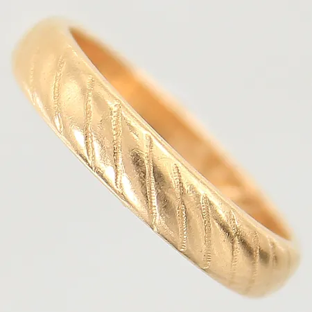Ring med mönstrad dekor stl:17¾ bredd 4,2mm, gravyr 20K Vikt: 5,8 g