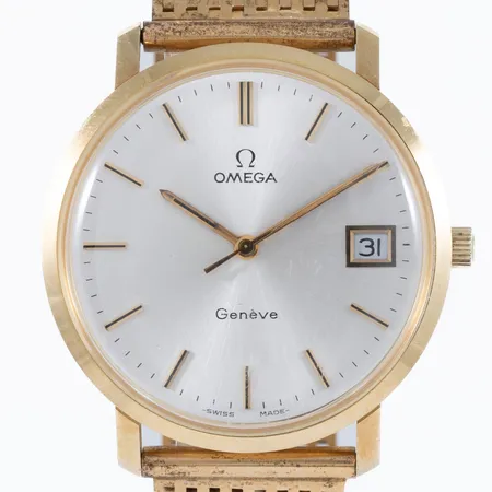 Herrur Omega Genéve 18K manuell 34mm datumvisare, plexiglas, korridorlänk i förgyllt silver 830/1000 18-18,5cm, viklås, gravyr MoDo, svaga repor på glaset.