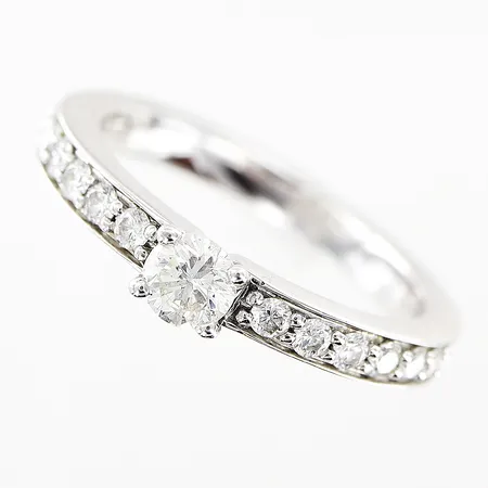 Ring diamanter 1 x ca 0,23ct 12 x ca 0,02ct Guldfynd stl:16½ bredd 2,5-4mm vitguld 18K.  Vikt: 4,4 g