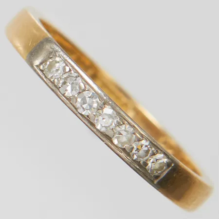 Ring med diamanter 7 x ca 0,02ct stl17, bredd 2mm, tvåfärgad, svenska stämplar, gravyr, 18K Vikt: 2,7 g