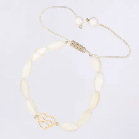 Armband med vita ovala stenar och litet guldhjärta ca Ø 65mm textisnodden smutsig bruttovikt 6,9g 18K