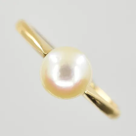Ring med odlad pärla Ø6 mm, 18K. Vikt: 1,6 g