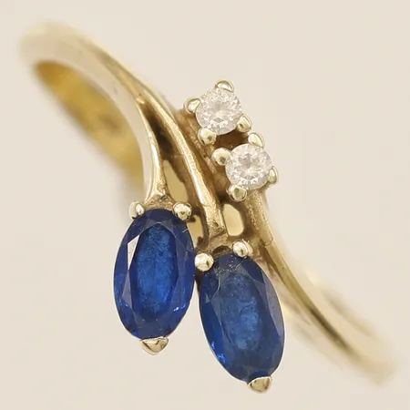 Ring med blå samt vita stenar stl:17¼, bredd:7,9mm, 14K Vikt: 2 g