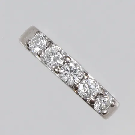 Ring i vitguld med diamanter 5xca0,20ct TW/Si stl:16½ bredd 3-4mm gravyr JSS (Sandin & Söner) Göteborg 18K Vikt: 7,8 g