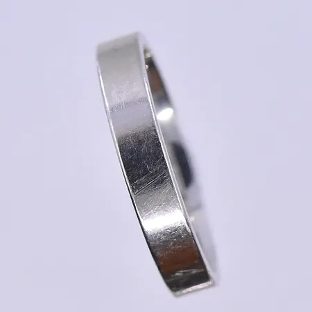 Ring stl:19¾ bredd 4 mm, vitguld 18K. Vikt: 6 g