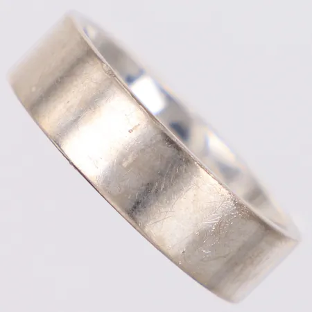 Ring stl:21¾ bredd 7mm, vitguld, gravyr, 18K  Vikt: 13,9 g