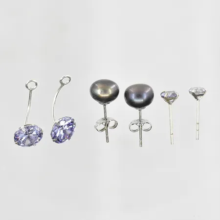 Två par örhängen, ett par med avtagbara hängen, längd ca 20 mm, 2 stoppar saknas, silver. Vikt: 3,8 g