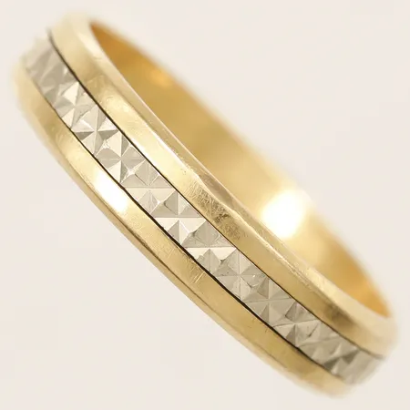 Ring med rörlig dekor i monel, stl:21 bredd 5,1mm, gravyr, 18K  Vikt: 5,2 g