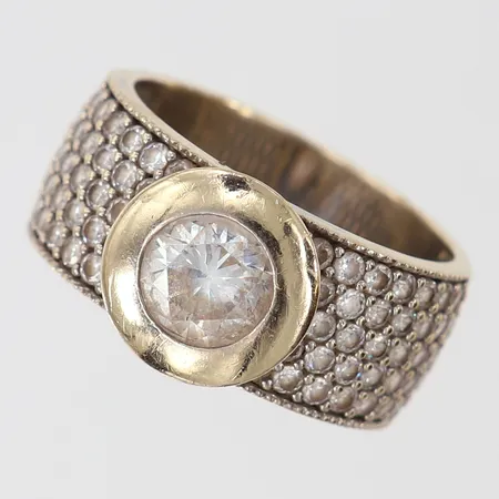 Ring med vita stenar stl:17¾ bredd 9-10,5mm skev 14K.  Vikt: 7,5 g