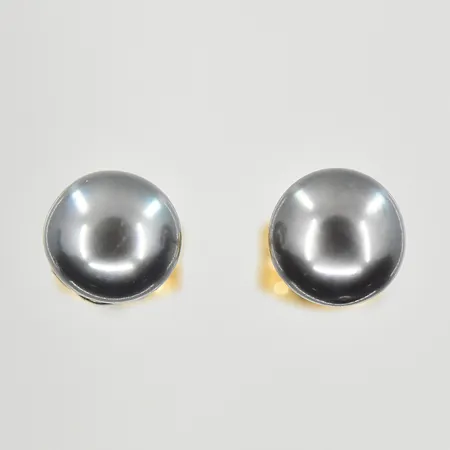 Ett par örhängen med odlade färgade pärlor Ø5 mm, 18K. Vikt: 0,8 g