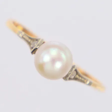 Ring med odlad pärla Ø5,6mm och två rosenstenar stl:16¼, bredd 0,8-5,6mm, 18K Vikt: 1,4 g