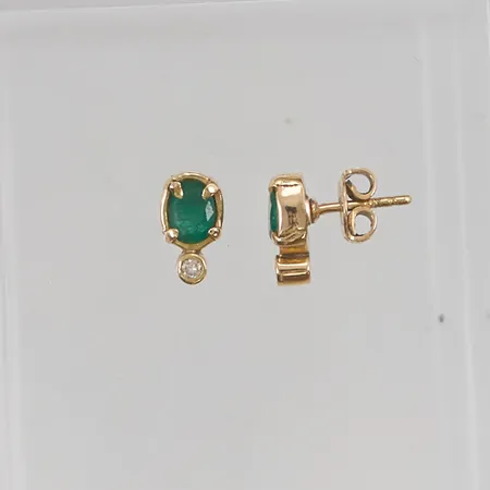 Örhängen smaragder samt diamanter 2x ca 0,03ct 10mm, en smaragd med stort nagg 18K 3,9g.