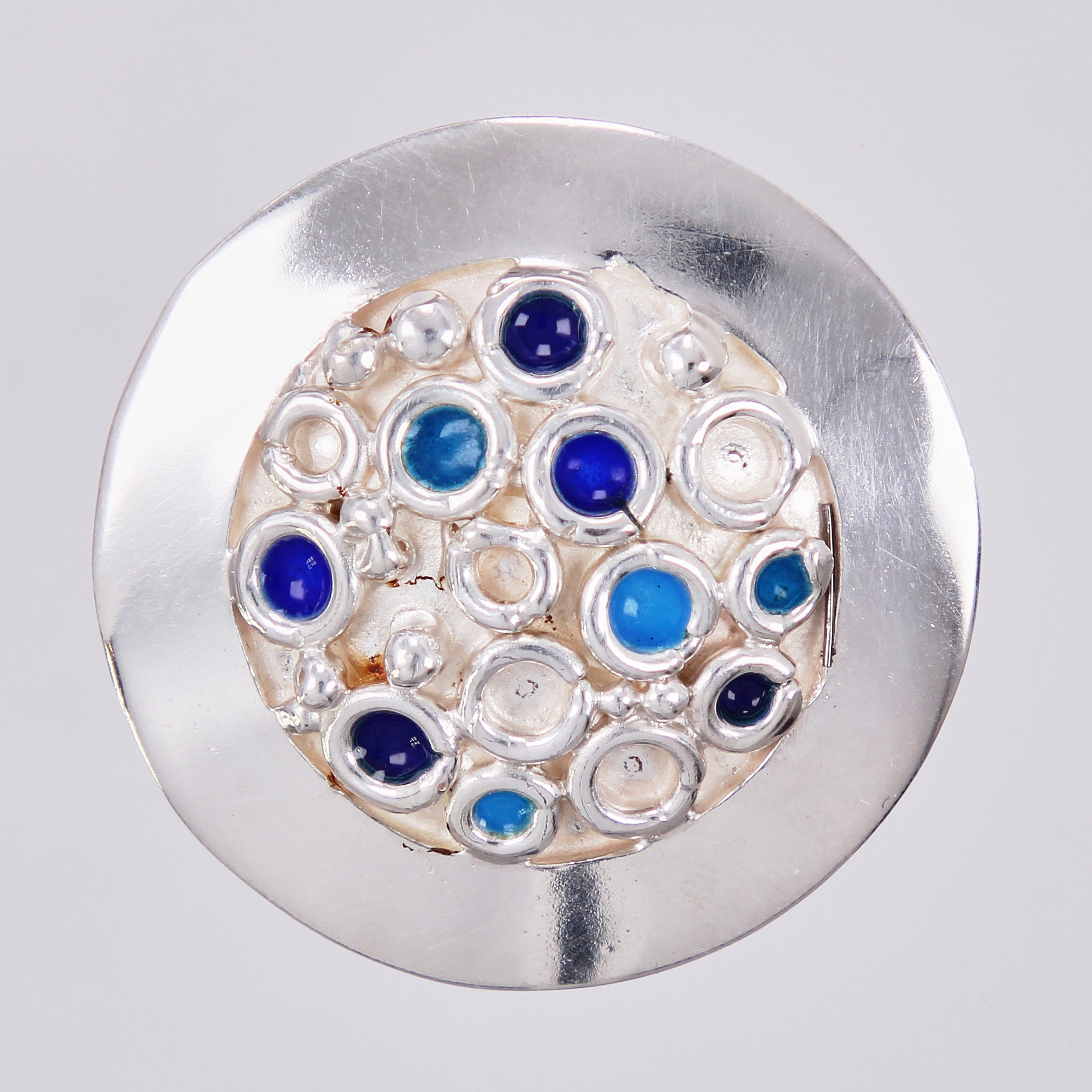 Brosch med blåa detaljer Ø ca 35mm 925/1000, silver Vikt: 13,1 g