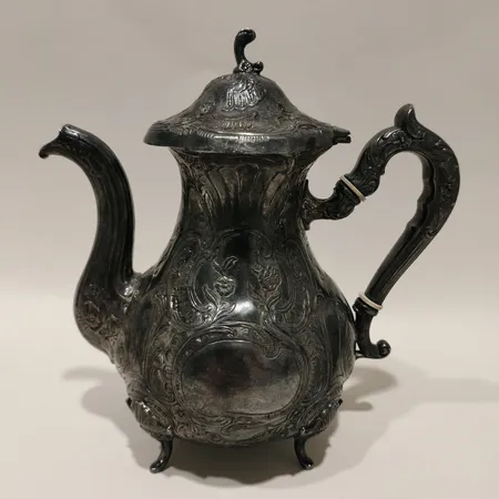 Kaffekanna med floral dekor, höjd ca 22cm, inslag av bakelit, Gewe Silvervarufabriken Ab Malmö 1974, silver 830/1000  Vikt: 913,3 g