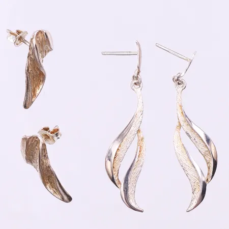 Örhängen 2 par,höjd ca 20-33 mm,lås ett par saknar lås,silver 830/1000. Vikt: 5,3 g