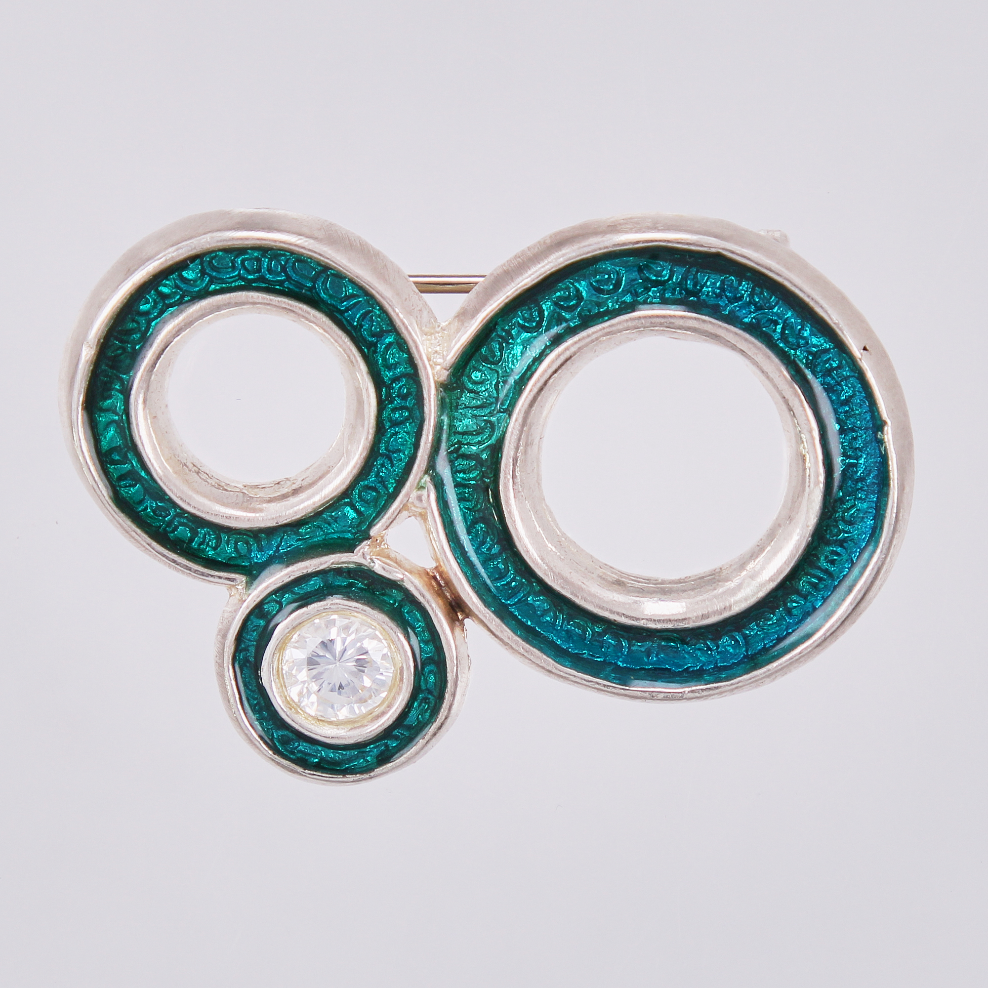 Brosch med vit sten längd: ca 4,5cm bredd: ca 30mm 925/1000, silver Vikt: 18,3 g