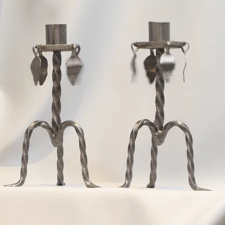 Ett par Ljusstakar i smidesjärn höjd 19 cm med hängande detaljer, smärre slitage  Skickas med paket.