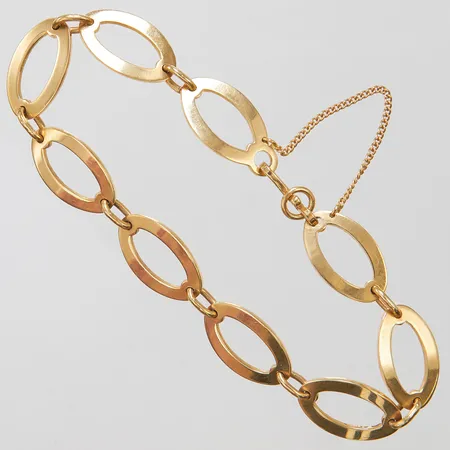 Armband längd 19,5cm bredd 11mm, säkerhetskedja, Atelier Borgila AB år 1992, kroklås, gravyr, 18K Vikt: 15,9 g