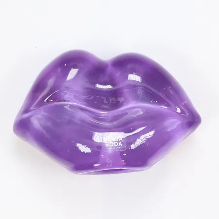 Glasskulptur, Kosta Boda, Make Up, Åsa Jungnelius, Läppar, lila, höjd ca 6cm, etikettmärkt