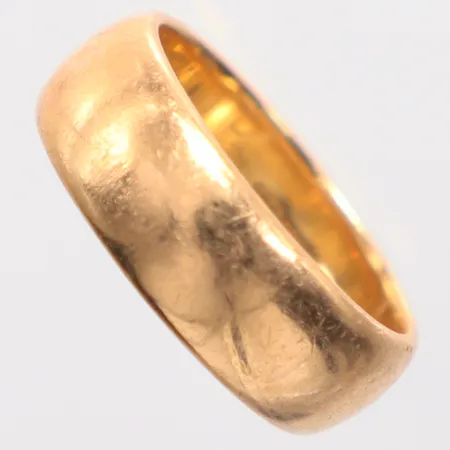 Ring slät stl: 17¾, gravyr, 18K. Vikt: 9,5 g