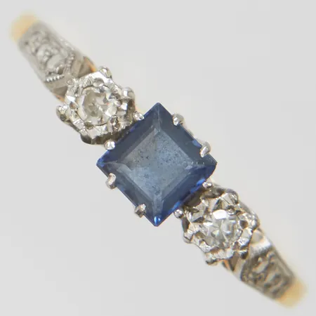 Ring med safir samt diamanter 2 x ca.0,02ct, 8/8-slipade, stl:17½, bredd: 2-4,9mm, mindre nagg på safiren, 18K Vikt: 2,6 g