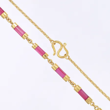 Halscollier med ceriseröda stenar längd 42cm bredd 3mm 21K Vikt: 13,7 g