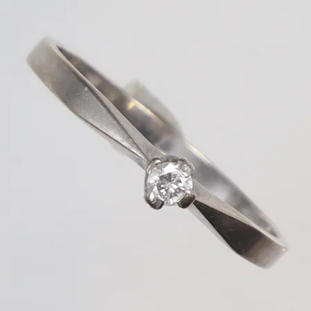 Ring med diamant 0,08ct enligt gravyr stl:16¼, bredd 1-2mm, vitguld, 18K Vikt: 2 g