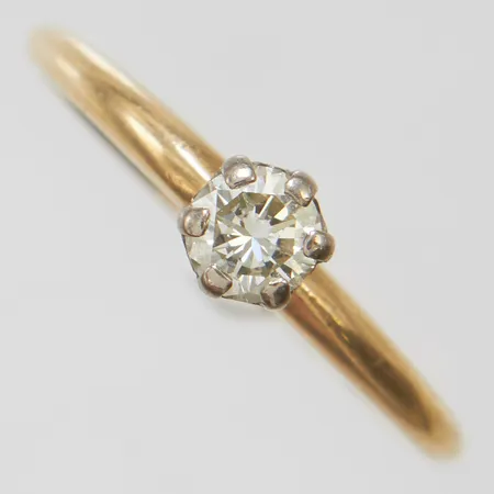 Enstensring med diamant 0,26ct enligt gravyr stl:16¾, bredd: 1,2-4,7mm, fattning i vitguld/rodierat guld, 14K Vikt: 1,5 g