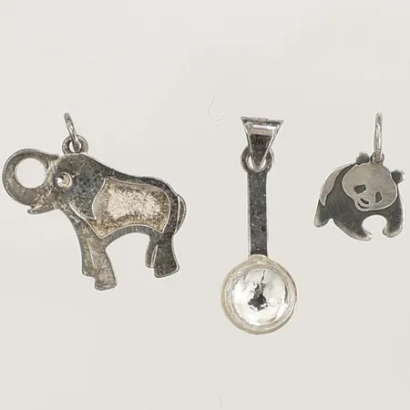 Tre hängen, limmade, slitna, 925/1000 silver Vikt: 3,7 g