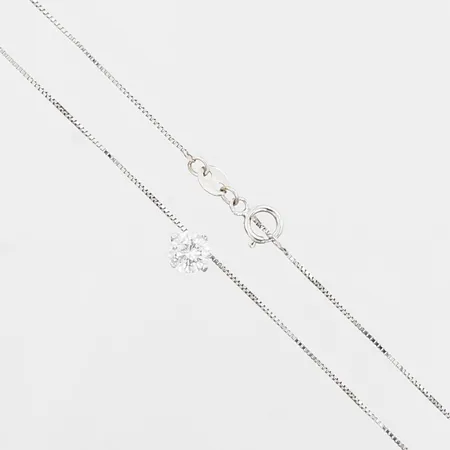 Kedja med vit sten i integrerat hänge, längd: 42cm, bredd: 0,8-5mm, Guldfynd Sverige AB, 18K Vikt: 1,5 g