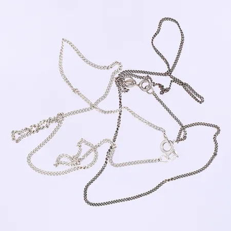 2 Halskedjor Pansar längd 38-39cm en oputsad och en med trögt lås silver 925/1000 Vikt: 5,4 g