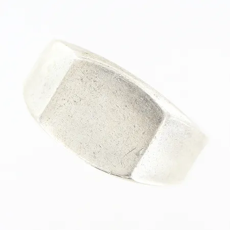 Klackring stl:17¼ bredd 4-9mm, repor, silver 925/1000. Vikt: 4,6 g