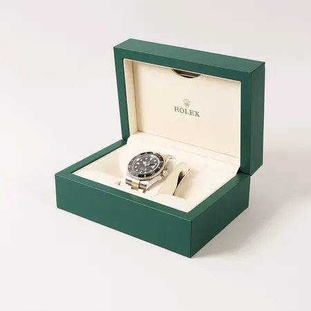 Herrur Rolex Oyster Perpetual Sea-Dweller guld/stål automatisk, ref-nr:126603 serie-nr:8V262333, kaliber:3235, boett-nr:2500, verk-nr:20V7J499, Ø43mm, 2 extra länkbitar, bruksskick, manual, certifikat och kvitto från Nymans Ur 2021, box, låda och ytterkartong.