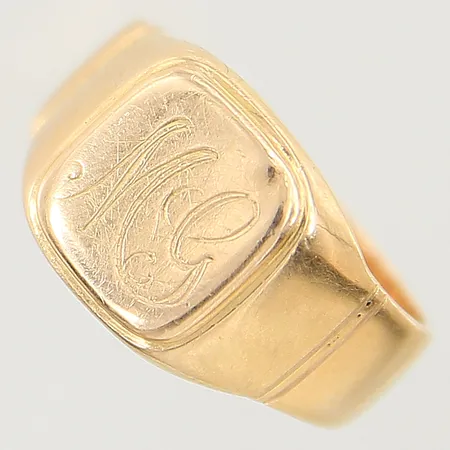 Ring med monogram stl:17½, bredd 5mm, ostämplad, 18K  Vikt: 5,3 g