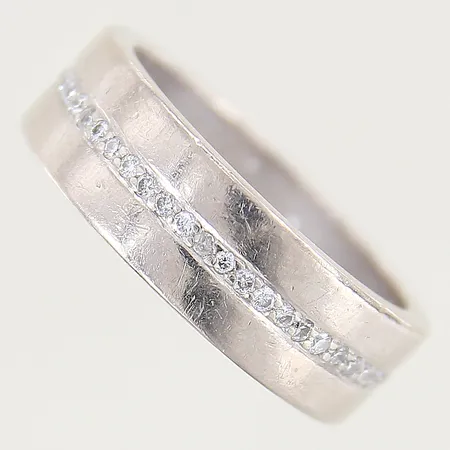 Ring Efva Attling Wide & Stars med diamanter ca 52 x 0,01ct, kvalitet ca TW (F-G)/SI, stl:21¾, bredd 8mm, vitguld, skena med mindre ytliga bruksrepor, etui med slitage, i behov av omrodiering, flertalet diamanter med nagg, 18K  Vikt: 17,3 g