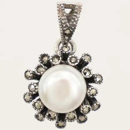 Hänge med oärla samt markasiter längd 24mm, inklusive ögla, bredd 15mm, 925/1000 silver Vikt: 3,9 g