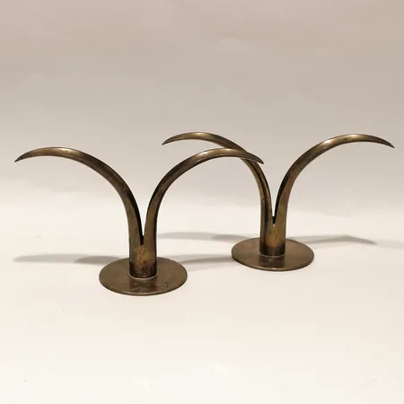 Ett par ljusstakar Liljan, Ystad Metall, formgivare Ivar Ålenius Björk, höjd ca 13cm, mässing, slitage, repor, fläckar Skickas med paket.