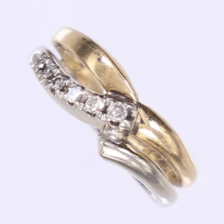 Ring med dia 6 x ca 0,01ct tvåfärgad stl: 16¼ bredd 2-10mm gravyr 18K Vikt: 3,6 g