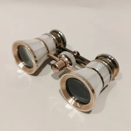 Teaterkikare Mignon, 3x, pärlemorinlägg, gulmetall, bruksslitage, fodral, fläckar på fodral, originalkartong