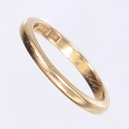 Ring stl: 18¾ bredd 2mm svenska stämplar 1945 gravyr 18K Vikt: 4 g