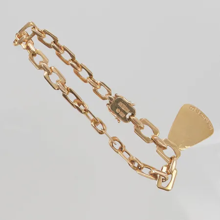 Armband 19,5cm bredd 6mm graverad berlock 18K 21,2g.